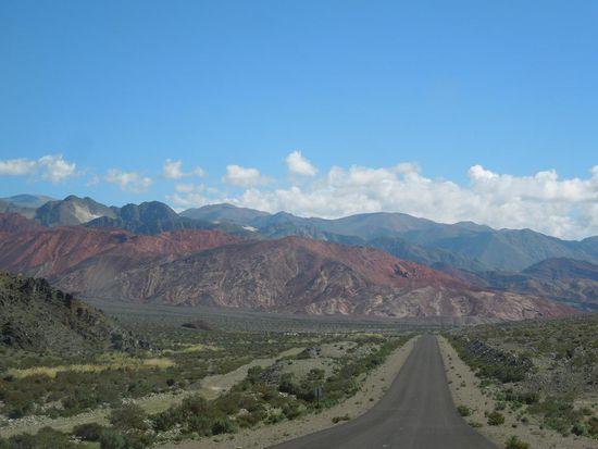 Top gepflegte Asphaltstrasse in der bergigen Gegend