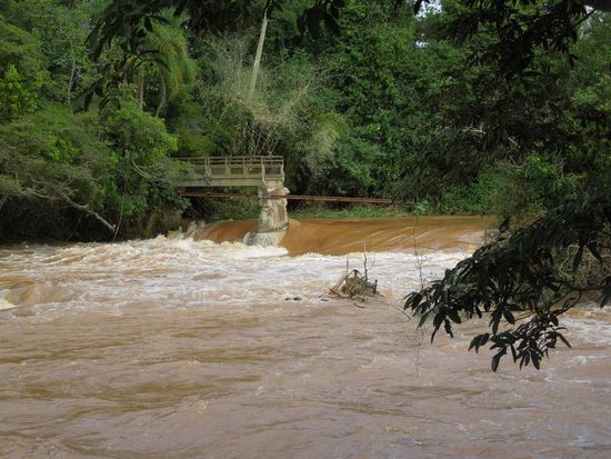 Ein Teil der Brücke hat das Wasser mitgerissen - der Weg war nicht passierbar.