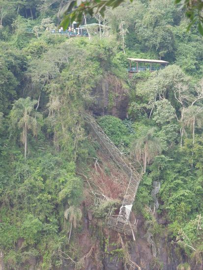 Blick auf einen zerstörten Mirador auf der brasilianischen Seite.