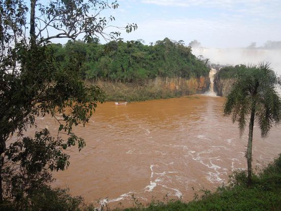 Bei der Isla San Martín konnten wir gut sehen, wie schnell das Wasser gesunken ist - das stand komplett bis zum Baumgrün!