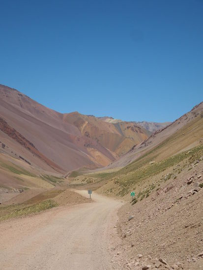 Farbige Felsen am Wegesrand