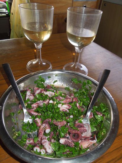 und schwupps schon ist der Tintenfischsalat zur Vorspeise parat!