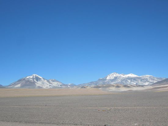 Blick unterwegs auf die 6879 m hohen Ojos de Salado