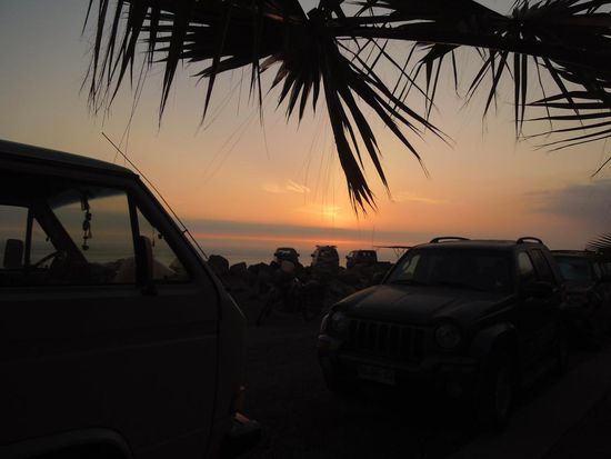 und genossen wunderschöne Sonnenuntergänge