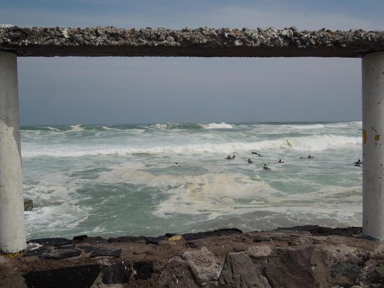 Kein leichtes Surfen bei diesen Wellen!!!