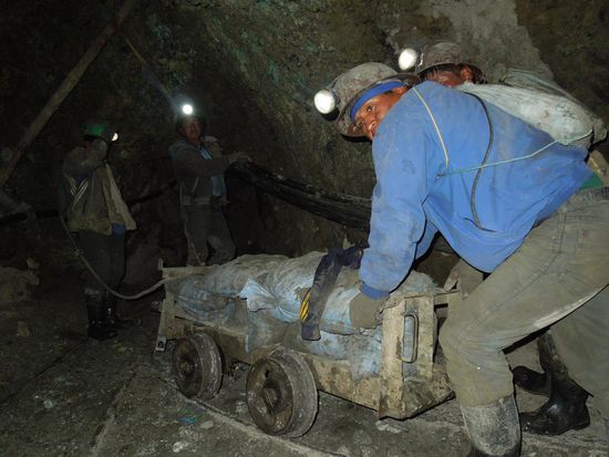 Mineros, die ihren Ertrag nach draußen befördern