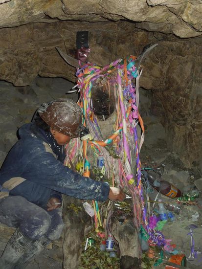 Tío - der Herr aller Minerale im Berg - hier in Karnevals-Dekoration