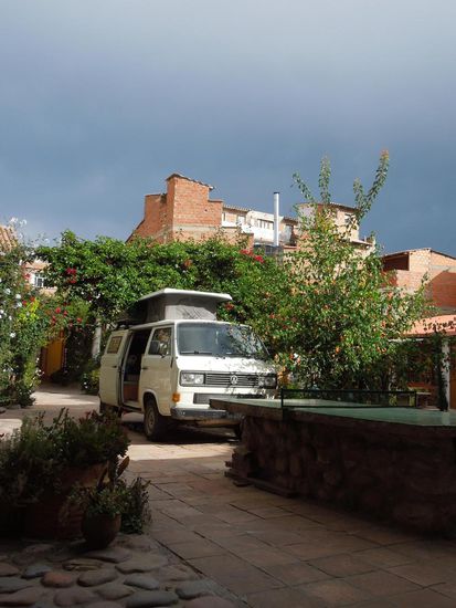 Bussli unter Maracujablüten