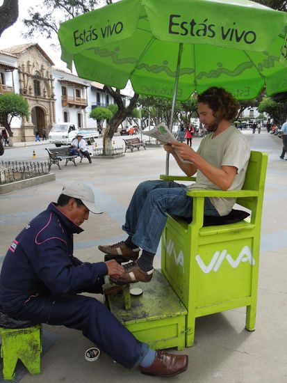 Nach Schuhcreme dürstende Schuhe werden hier wie neu poliert