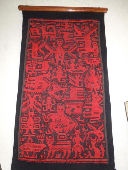 Ca 3 Monate dauert die Herstellung eines solchen Wandteppiches. Das Muster und die Farben geben Auskunft über die ethnische Herkunft der Weberin.