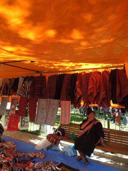 Farbenfrohe Ponchos, hecho a mano