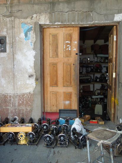 Auch eine Werkstatt für Nähmaschinen war am Strassenrand eingerichtet ... die guten alten SINGER standen da