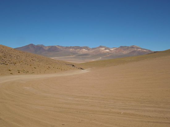 Sandiges Terrain vor großartiger Kulisse