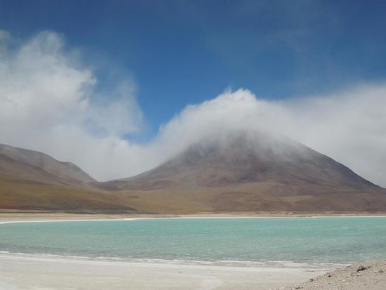 Laguna Verde mit Vulkan Licancabur im Hintergrund