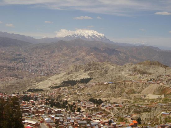 La Paz mit dem schneebdeckten Illimani im Hintergrund