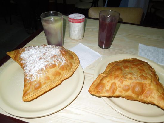 Hier gibts Api und Pastel ... 
Api = dickflüssiges Getränk aus Maismehl, u.a. vom Purpurmais
Pastel = in Fett gebackenes Fasnachtsküchli mit etwas Käse drin