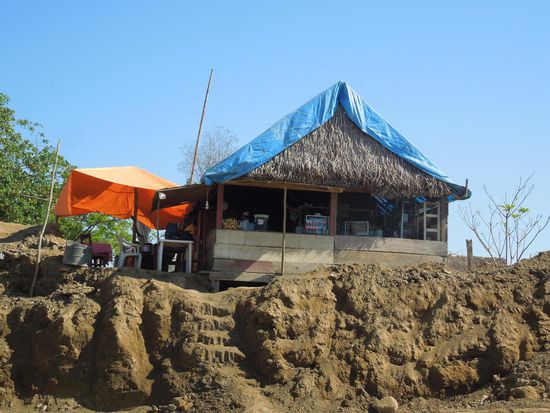 Bolivianischer Snack-Shop am Fähranleger ...