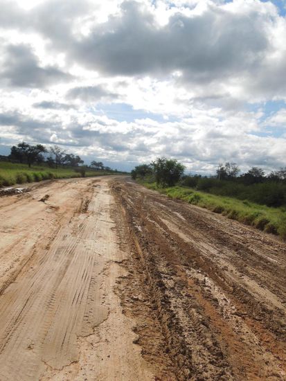 Trans-Chaco-Highway unter blauem Himmel