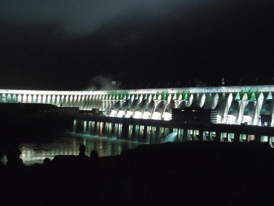Itaipú bei Nacht