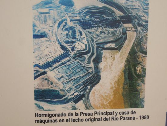 Nach 17 Jahren Bauzeit war der Staudamm fertig - Eisen für 380 Eiffeltürme wurde ebenso verbaut wie Beton für 210 Maracanã-Stadien.