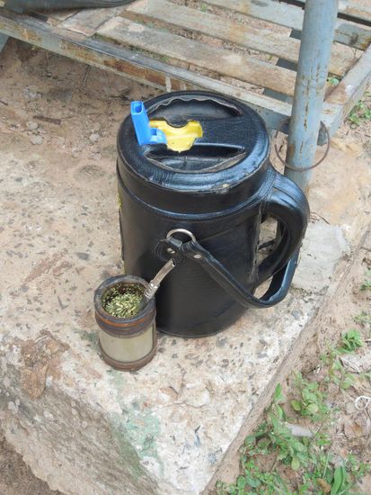 Grundausstattung eines Paraguayers: Thermo, Guampa, Bombilla