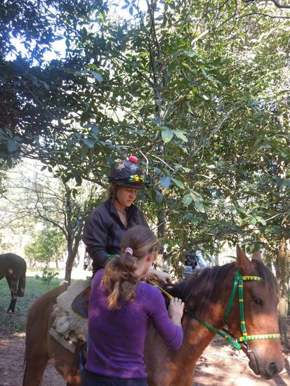 Butterweich auf Schafsfell gebettet sass ich auf dem geduldigen Fleup und durfte erste Erfahrungen hoch zu Ross sammeln 