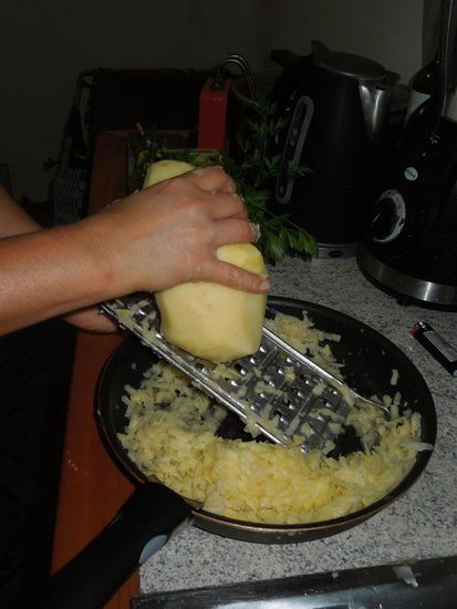 Aus 4 kg Kartoffeln, die fleissig in Handarbeit geraffelt wurden ...