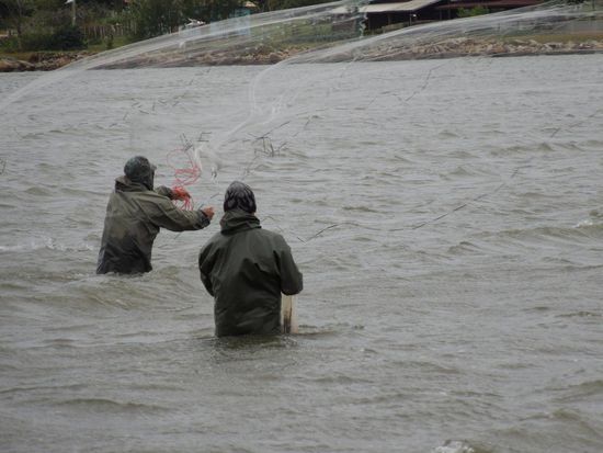 Handnetzfischer beim Auswerfen