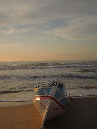 Noch schlummert das Fischerboot und ermöglich ein tolles Still-Leben 