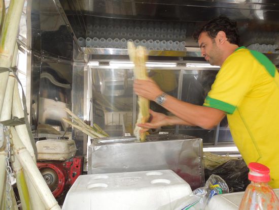 Erfrischender Zuckerrohrsaft = caldo de cana
