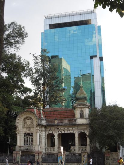 Ein Knusperhäuschen zwischen all den Wolkenkratzern