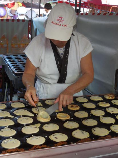 Mit Bohnenmousse gefüllte Mini-Pfannkuchen
