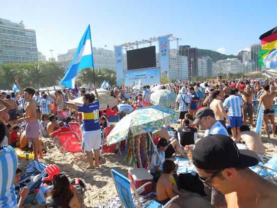 Die Wartezeit bis Spielbeginn wurde mit argentinischen Fan-Gesängen musikalisch gestaltet.