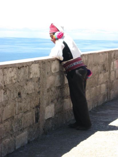 Traditionelle Kleidung der Männer - die Farbe der Mütze gibt Auskunft über den Zivilstand.