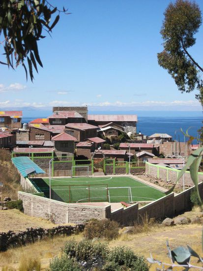 Auch wenn das Inselzentrum eher antiquiert wirkt, ziert ein moderner grasgrüner Kunstrasenplatz das Ensemble.