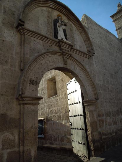 Hereinspaziert ins Kloster St. Catalina - Besucher sind ebenso willkommen wie angehende Nonnen, allerdings muss man da alle irdischen Besitztümer an der Pforte abgeben!