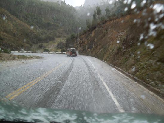 zwischendurch überraschte uns Hagel, der laut aufs Busslidach trommelte ...