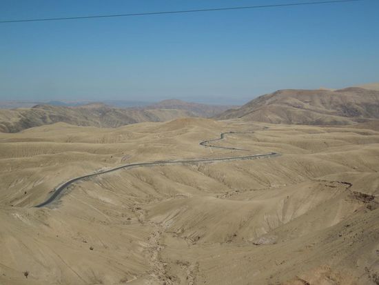 Innerhalb von nur wenigen Kilometern düst man von 4300m auf Meeresniveau.