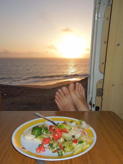 Gebratener Fisch mit Salat und Blick auf's Meer ... traumhaft!