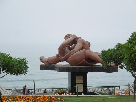 Eine Riesenknutsch-Statue im Parque del Amor