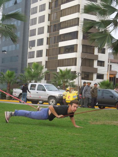 Ein genialer Slackliner im Park
