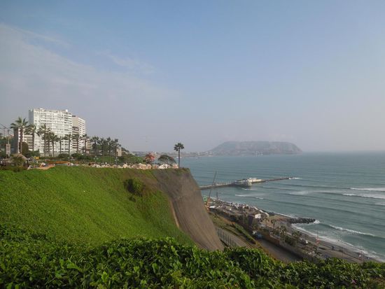 Limas Küste bei Sonnenschein