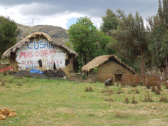 Ein typisches Lehmziegel-Haus auf dem Land mit Wahlwerbung.