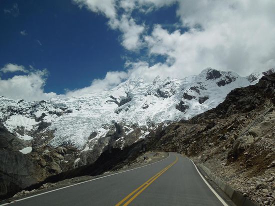 Über eine neu asphaltierte Strasse ging es ...