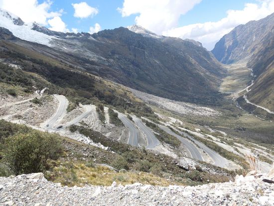 in wunderschönen Serpentinen abwärts und hinaus aus dem Tal.