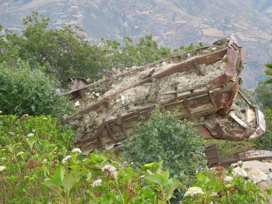 Das Wrack eines Reisebusses