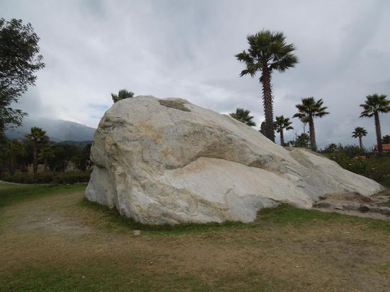 Ein Felsen aus dem Gröllfeld der Lawine von 1970