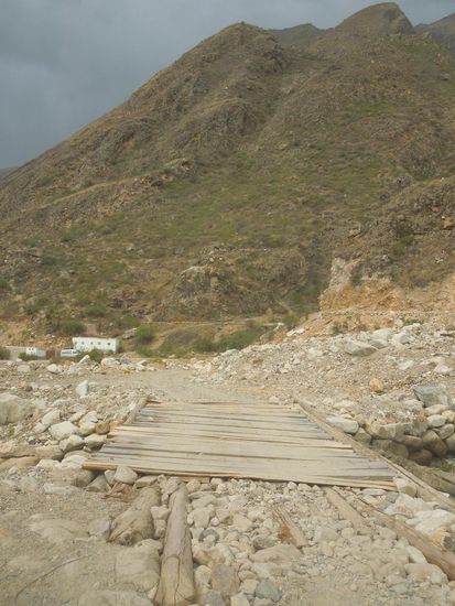 Wacklige Brücke queren bevor es dann zum ....