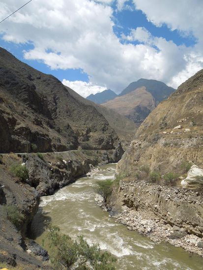 Der Rio Santa schlängelt ich der Strasse entlang.