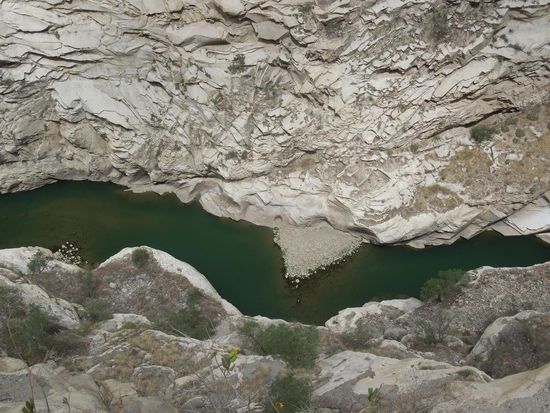 Blick nach unten ins Flußbett